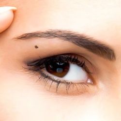 Xem tướng nốt ruồi trong lông mày biết ngay sướng hay khổ